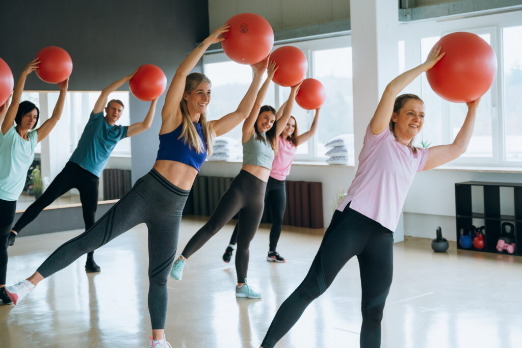 Sportlergruppe mit Bällen